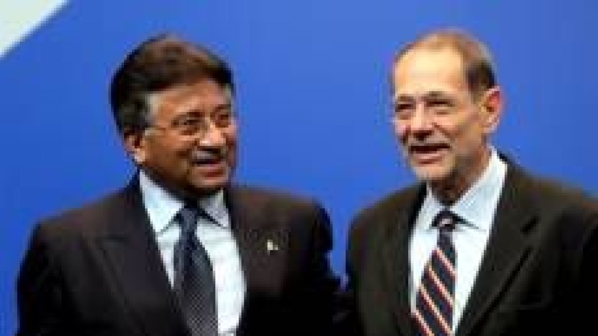 El presidente de Pakistán, junto a Javier Solana, ayer en Bruselas