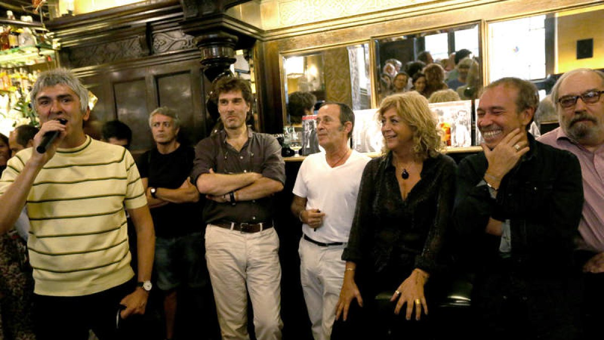 La presentación del libro de Sandra Bensadón, con la autora acompañada de tres miembros de Nacha Pop y Alejandro Cabrera, fotógrafo y director de arte. RAQUEL P. VIECO