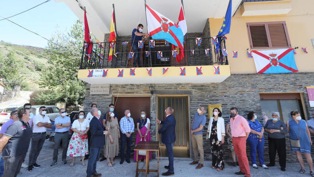 El presidente del Consejo Comarcal fue el encargado del izado simbólico de la bandera. L. DE LA MATA