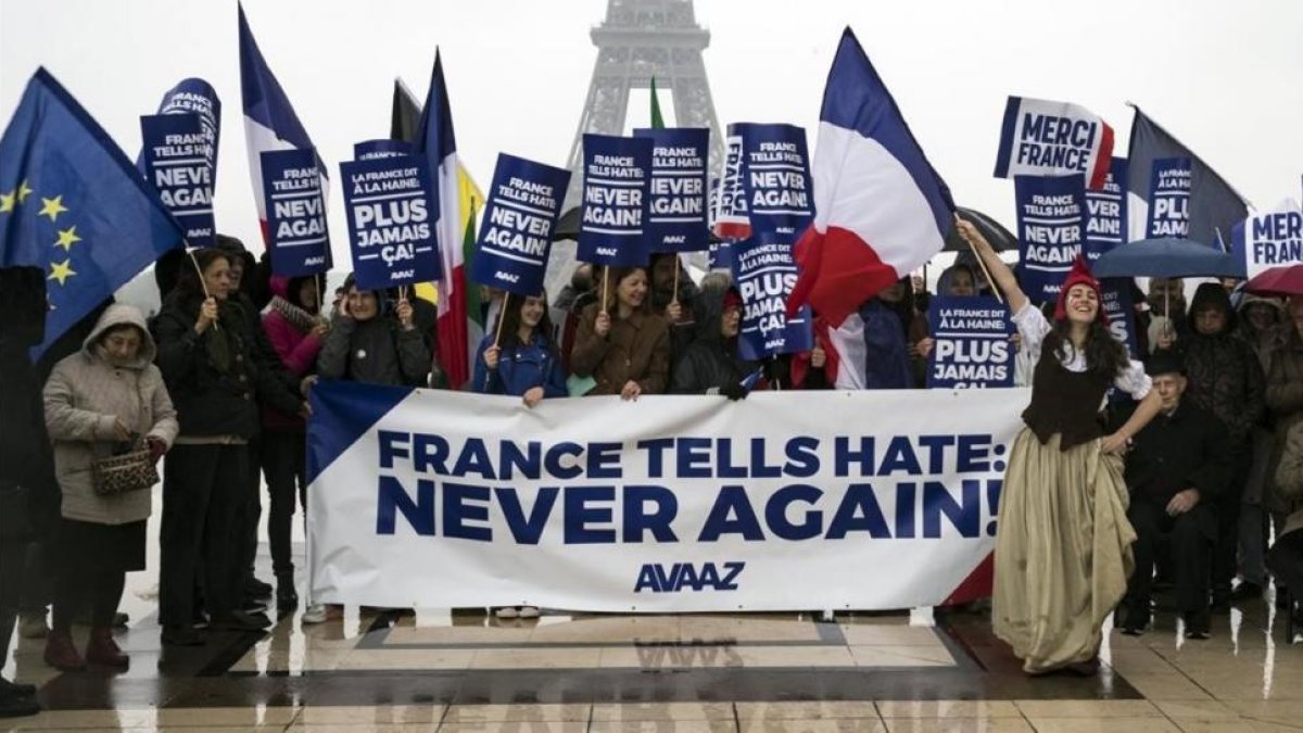 Activistas de la oenegé estadounidense Avaaz muestran una pancarta de alegría por la victoria de Macron, en París, el 8 de mayo.