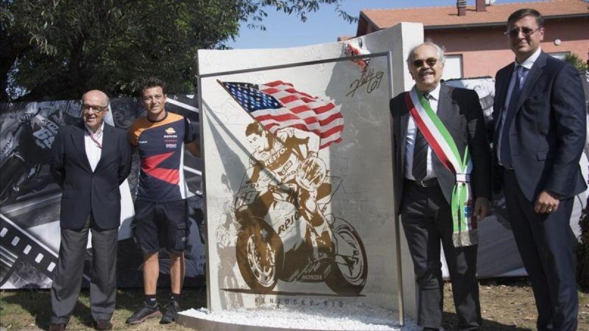 Carmelo Ezpeleta y Denis Pazzaglini, a la izquierda, en la inauguración, hoy, del monumento en recuerdo del desaparecido campeón norteamericano Nicky Hayden.