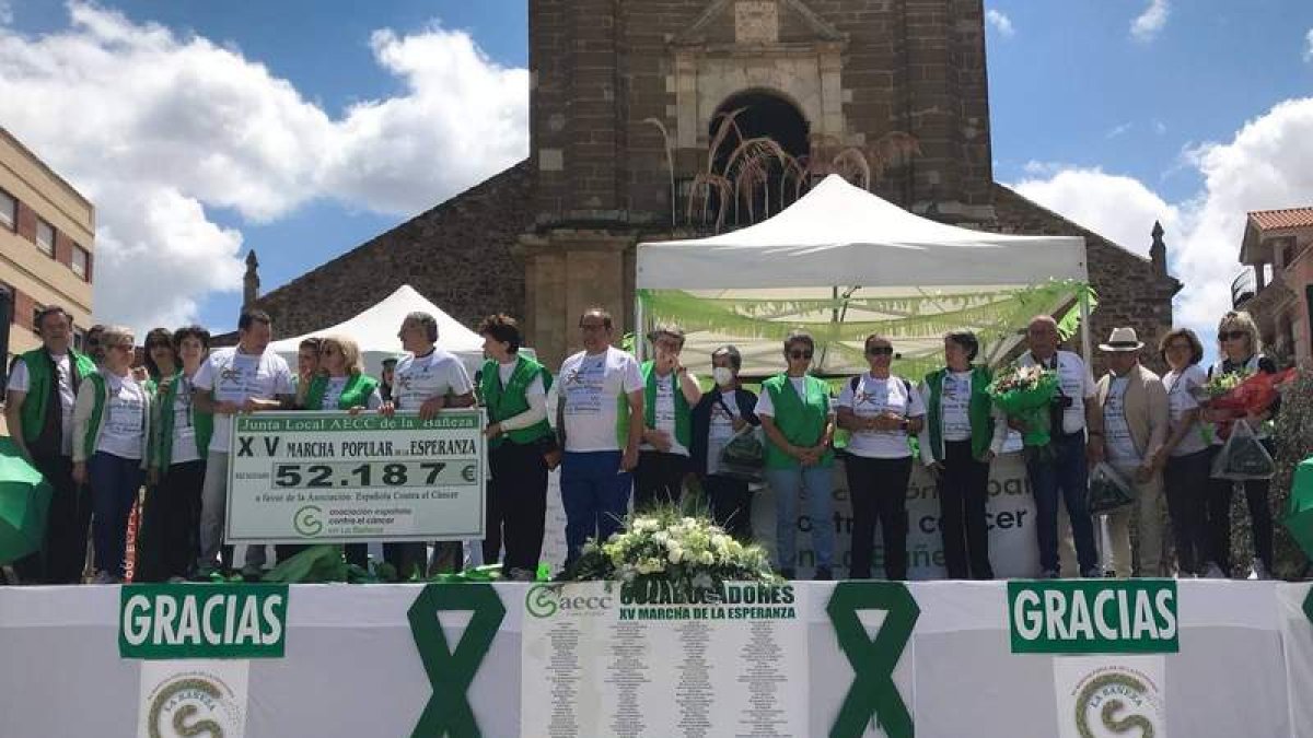 Foto de familia tras el fin de la marcha solidaria que una vez más volvió a celebrarse en La Bañeza. DL