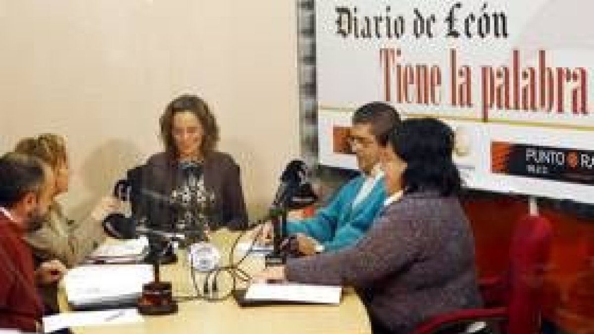 Carlos Cadenas, Ana García Amigo, la moderadora Nuria González, Jesús Sánchez y Mercedes Fernández