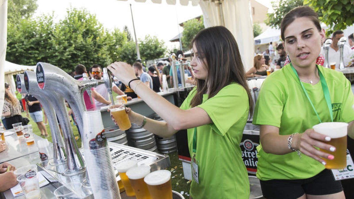 La cita cervecera vuelve a celebrarse en el parque de La Bolenga de Carrizo. FERNANDO OTERO