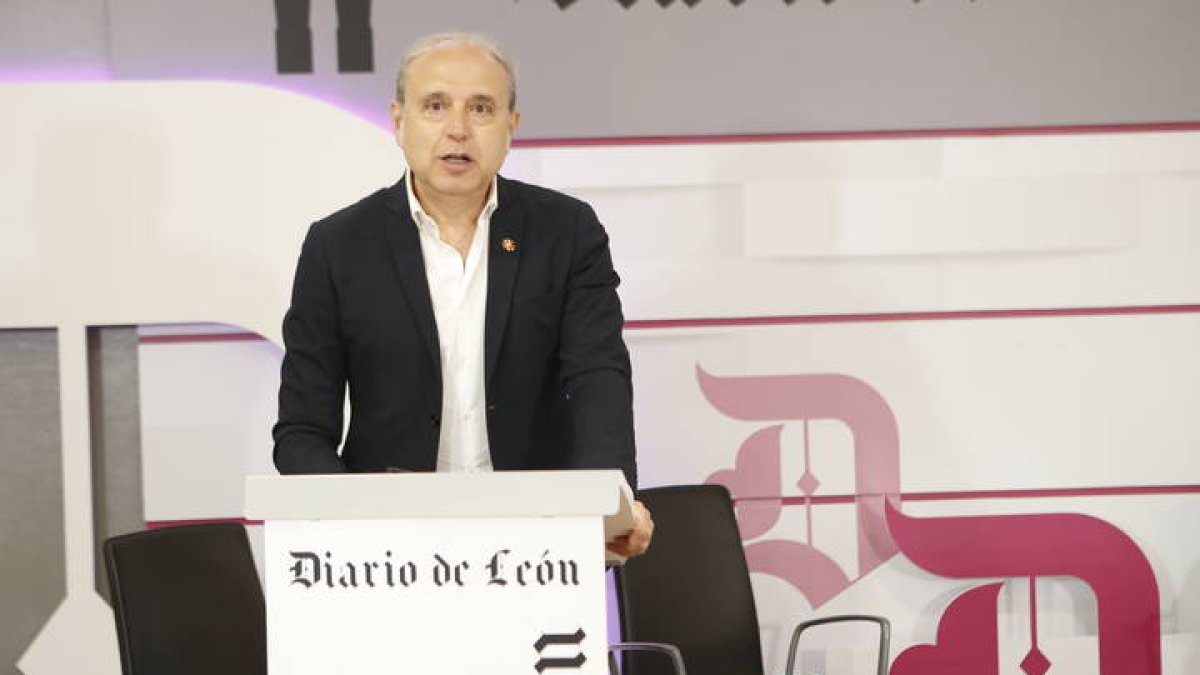 Óscar Hernández, en un momento de su ponencia. RAMIRO