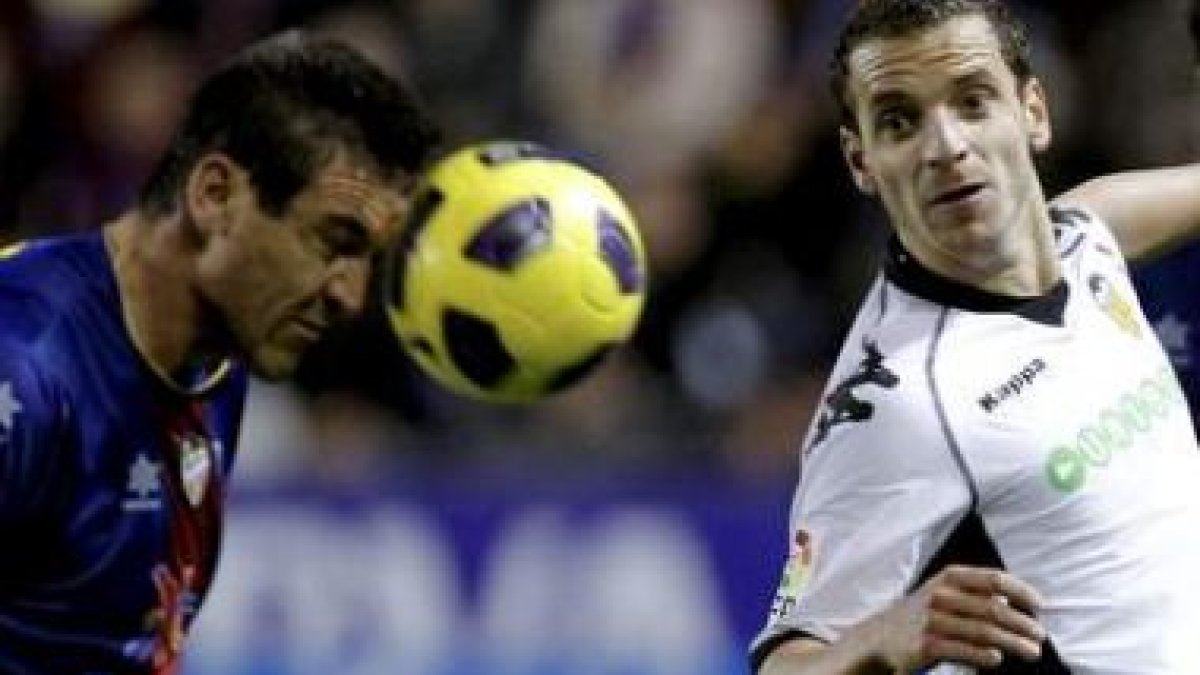 Soldado pugna por el balón con el defensa del Levante Sergio Ballesteros.