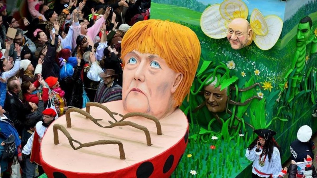 Una carroza que representa a Merkel y a Schulz, en el carnaval de Colonia.