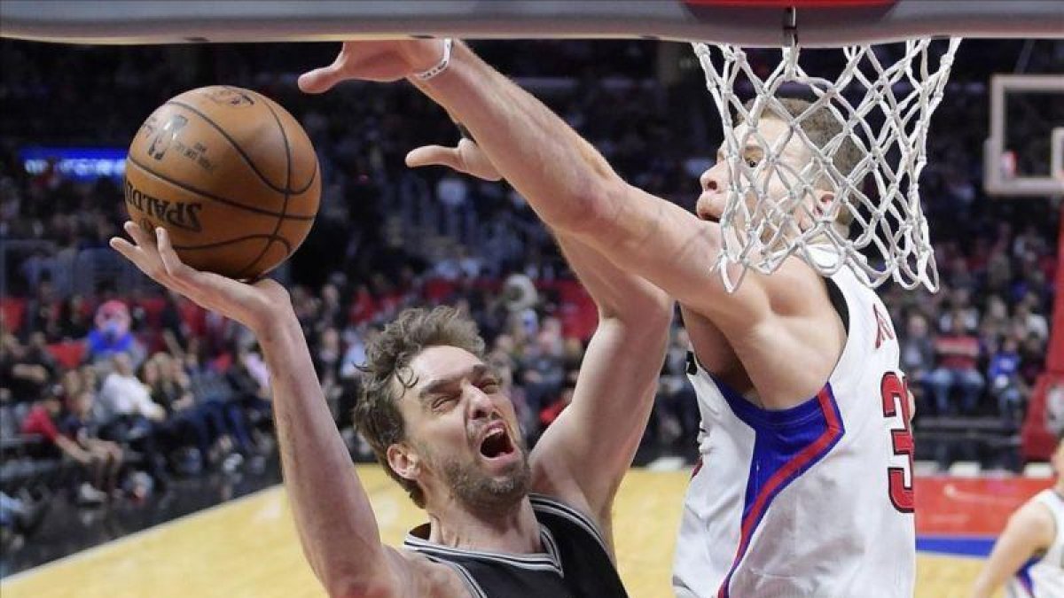 Pau Gasol trata de encestar ante Blake Griffin, de los Clippers.