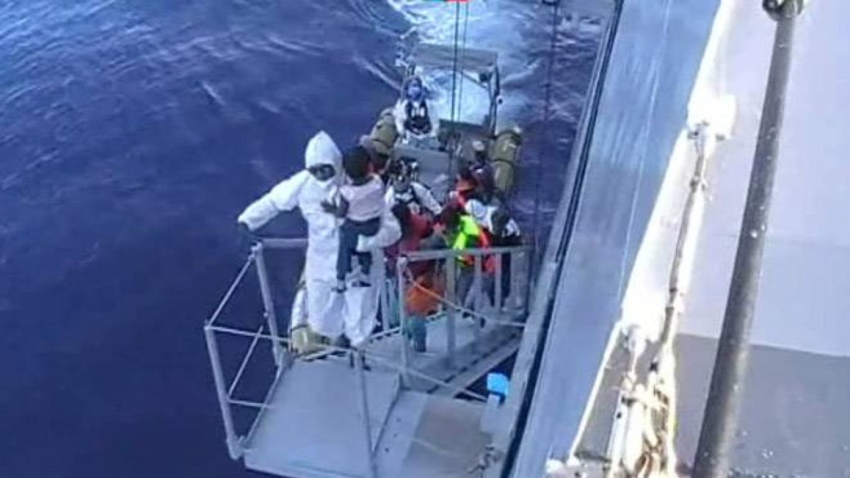 La nave Cigala Fulgosi, de la marina italiana, rescata hoy una barcaza de enmigrantes en el Mediterraneo.