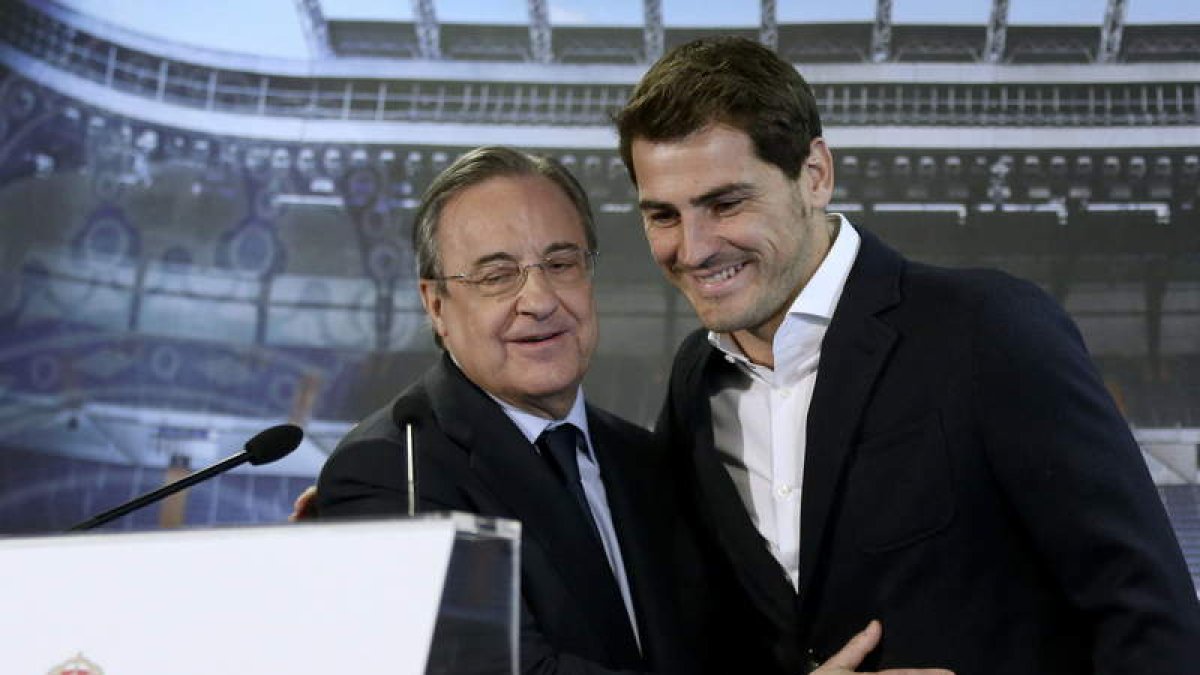Florentino Pérez junto a Iker Casillas en 2015, durante la despedida del portero del Madrid. CHEMA MOYA