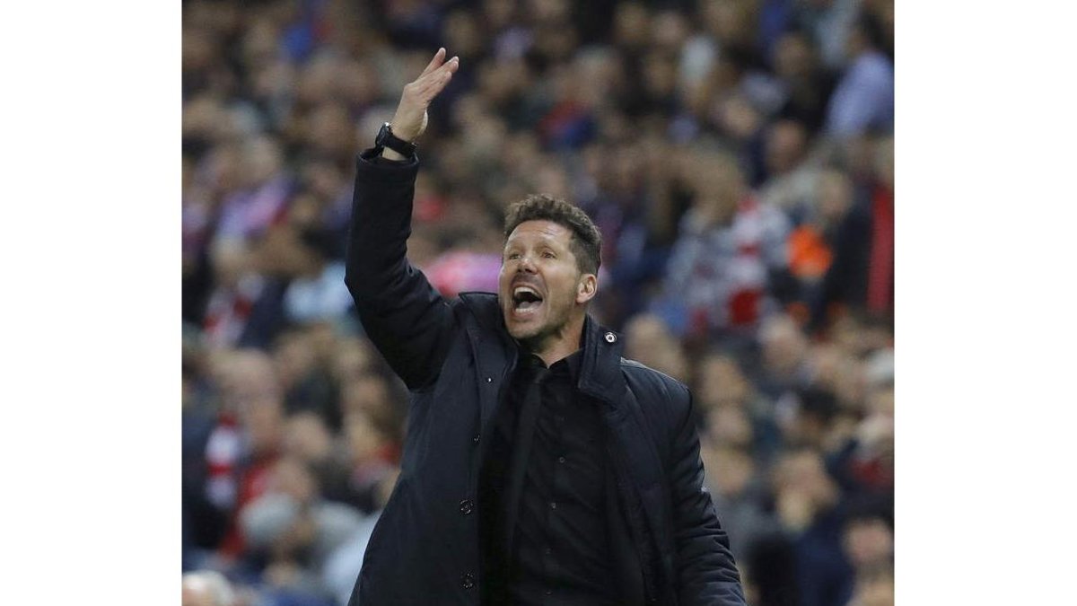 Simeone es un experto en agitar a los aficionados. JUANJO MARTÍN