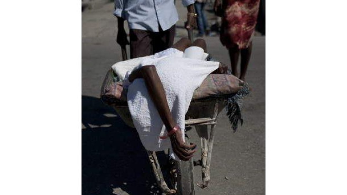 Una persona con síntomas de cólera en Haití.