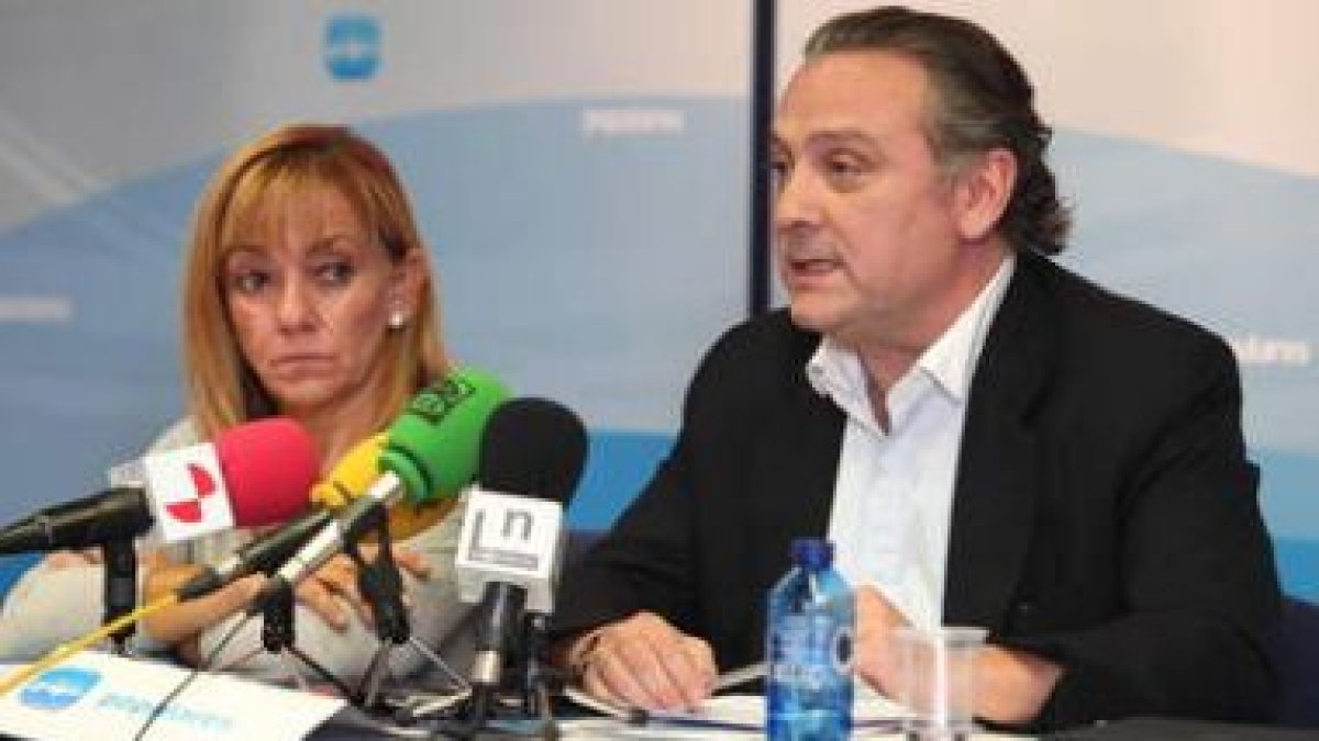 Isabel Carrasco, presidenta del PP en León y Alfredo Prada, director de Política Exterior del PP.