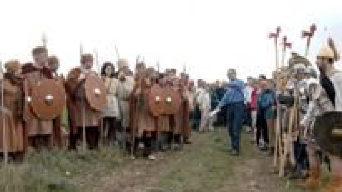 Isaac Moreno, en el centro, explica la calzada a varios asistentes vestidos de romanos