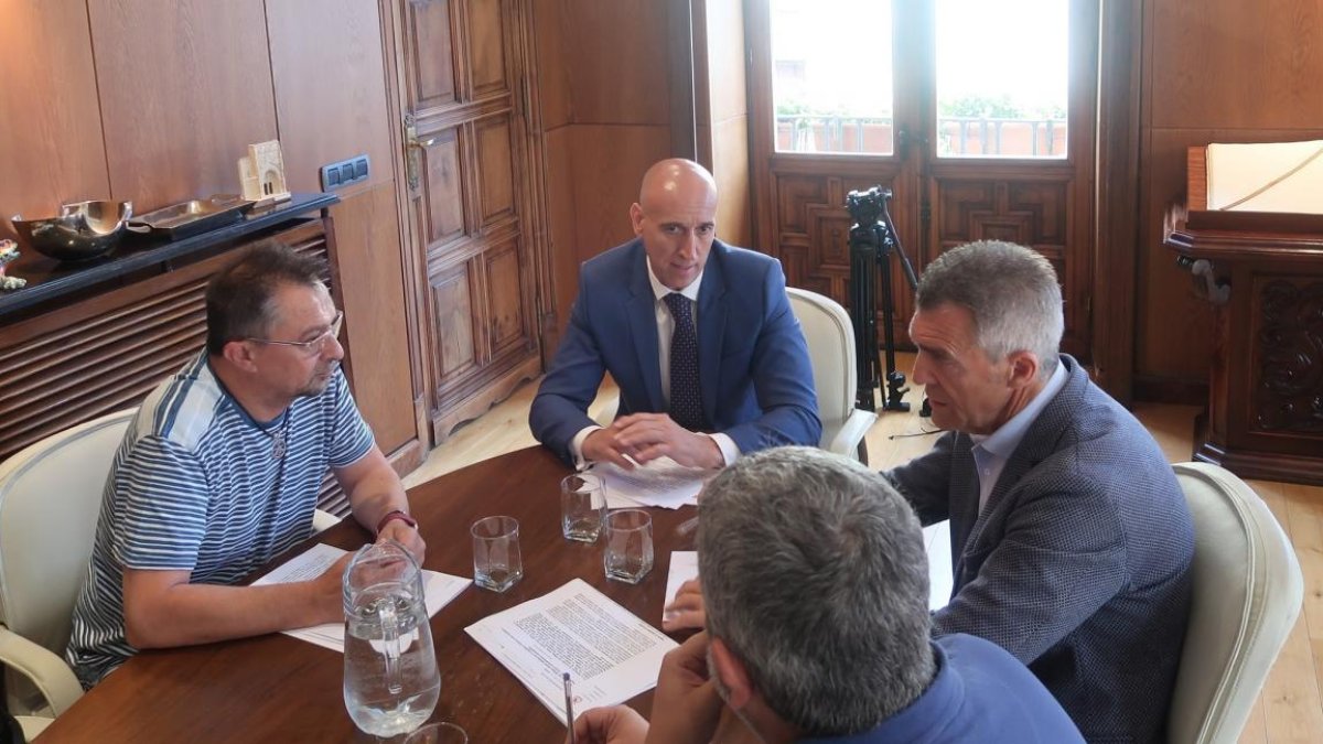 El alcalde de León, José Antonio Diez, junto a Javier Cepedano (Fele), Xosepe Vega (CC OO) y Enrique Reguero (UGT)