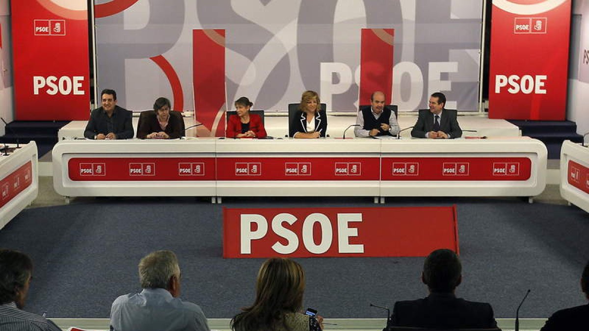La vicesecretaria general del PSOE, Elena Valenciano, se reunió con los alcaldes socialistas.
