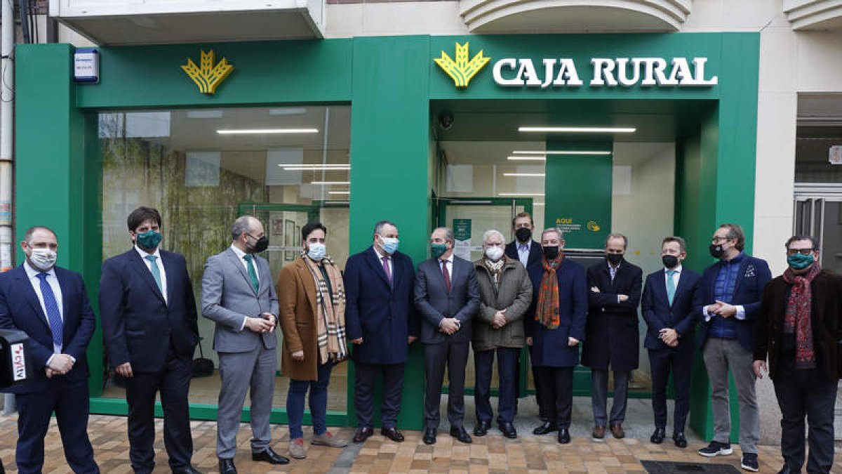 Foto de familia de la apertura de la nueva oficina de Caja Rural en Villadangos. FERNANDO OTERO