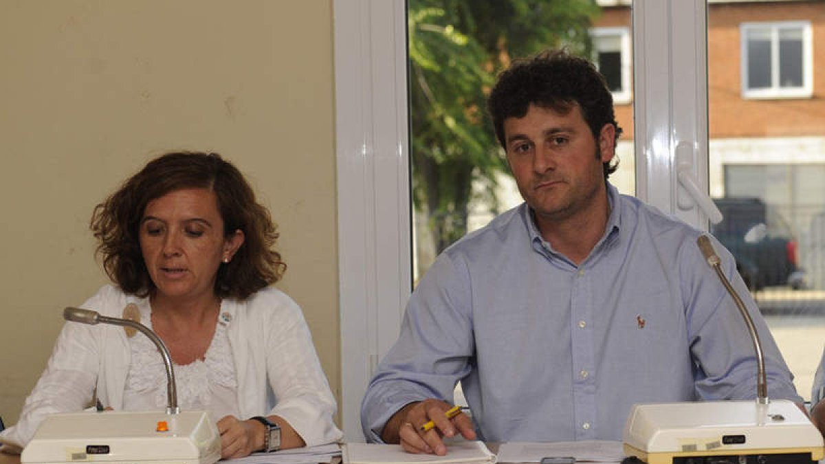 La concejala Milagros Gordaliza junto al alcalde de Villaquilambre, Manuel García.
