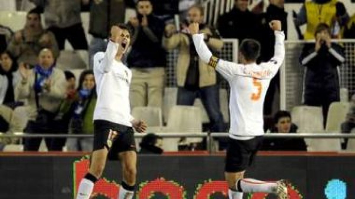 Zigic (i) celebra junto a su capitán, Carlos Marchena, el gol del empate que dio al Valencia la clas