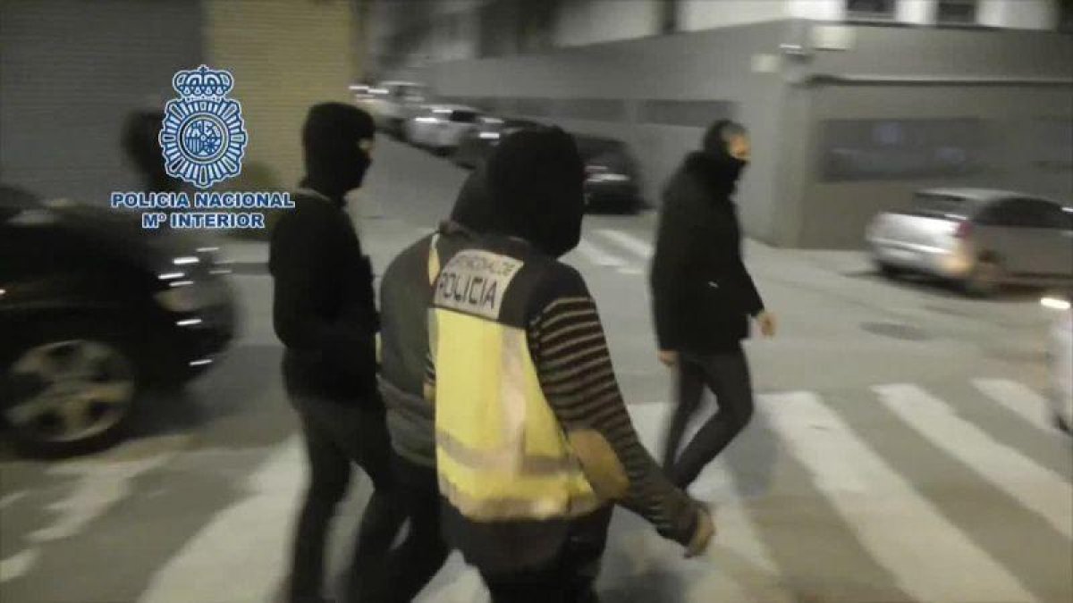 La Policía Nacional ha detenido, en Barcelona, a un peligroso terrorista por su presunta integración en la organización terrorista Daésh.
