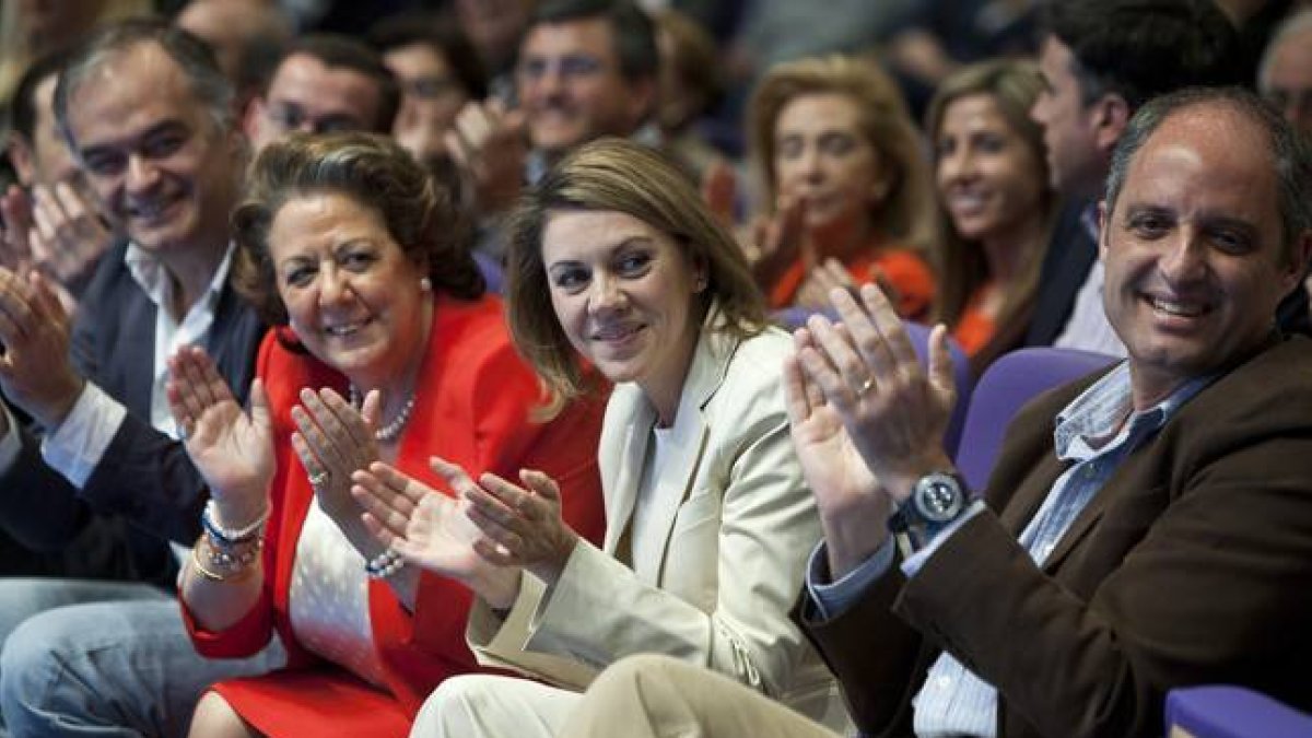 De izquierda a derecha, Esteban González Pons, Rita Barberá, María Dolores de Cospedal y Francisco Camps, el pasado abril, durante un mitin del PP en Valencia.