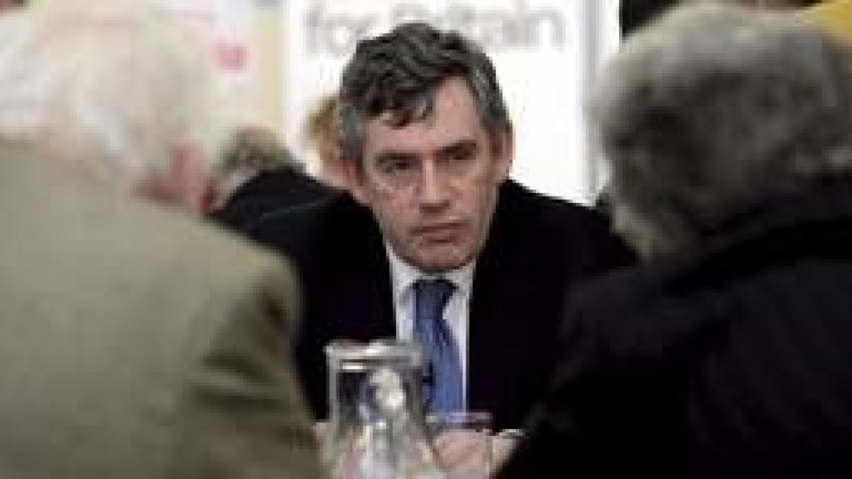 El ministro británico de Economía, Gordon Brown charla con algunos asistentes a un acto electoral