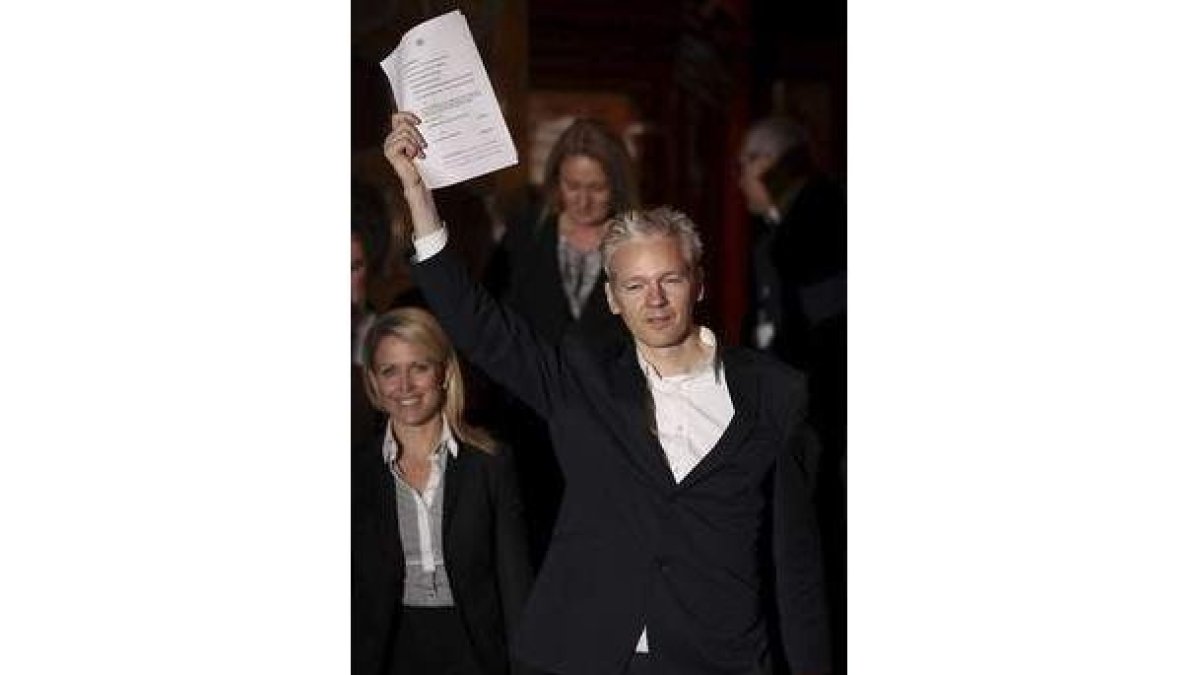 Assange comparece ante la prensa en Londres.