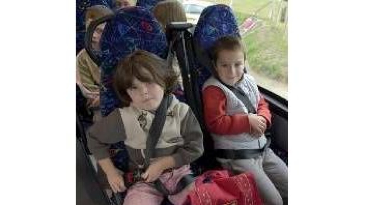 Escolares franceses se colocan el cinturón en un autobús