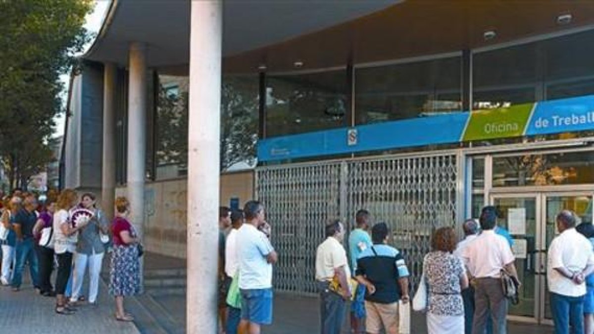 Cola de parados en una oficina del Servei d'Ocupació de Catalunya (SOC) en Terrassa.