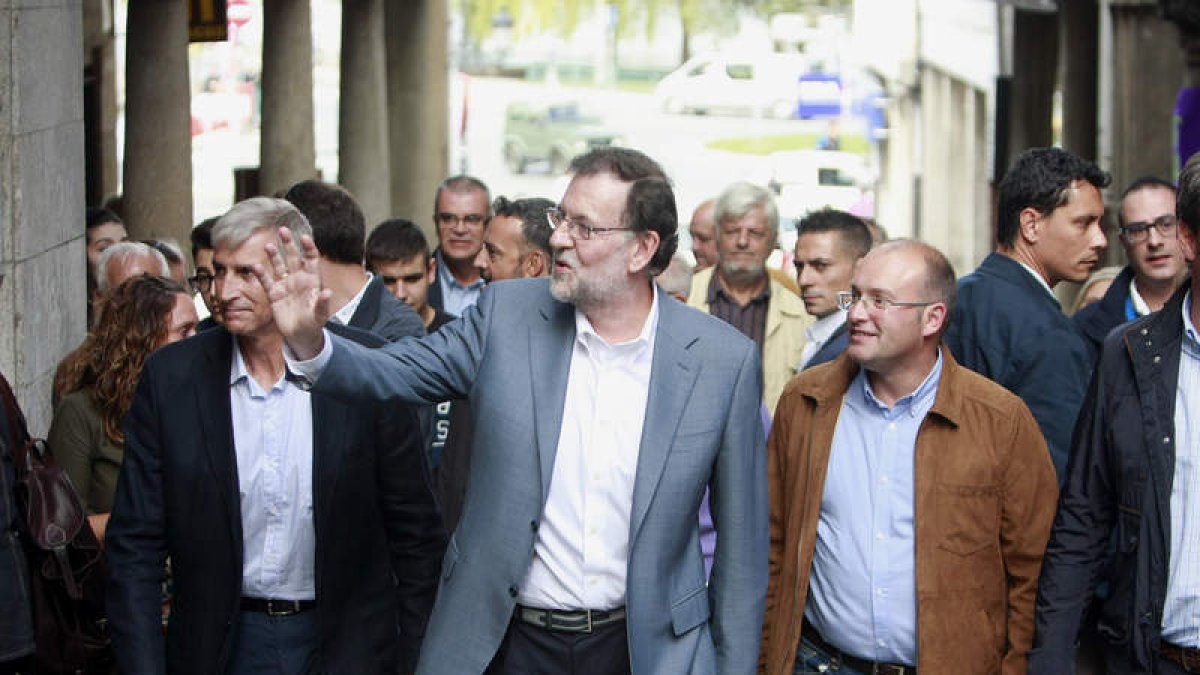 El presidente del PP, Rajoy, durante la visita que realizó ayer al municipio de Pontedeume. CABALAR