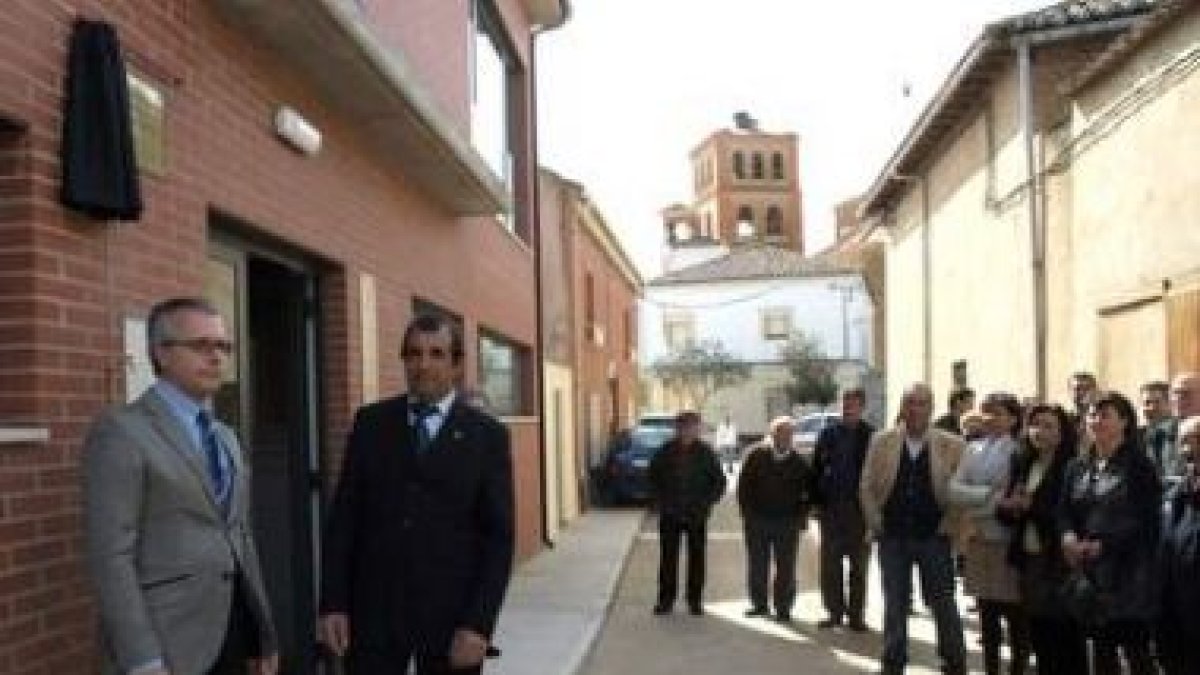 El responsable de la Junta y el alcalde en Villaquejida.