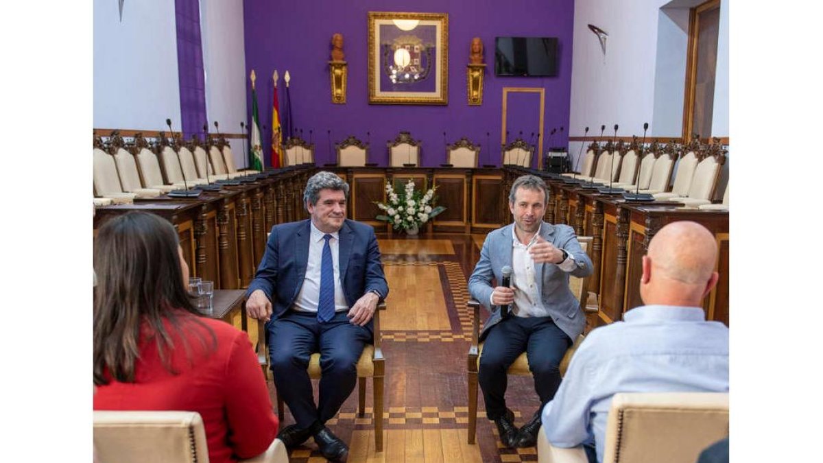 Escrivá con el alcalde de Jaén Julio Millán ayer, en el ayuntamiento de la ciudad andaluza. JOSÉ MANUEL PEDROSA