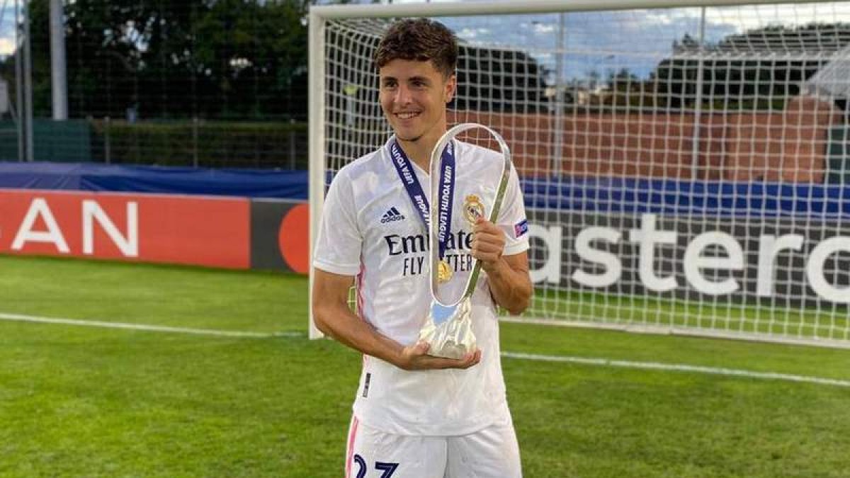 Iván con el trofeo de campeón de la Youth League logrado en la final frente al Benfica. I.MORABTE