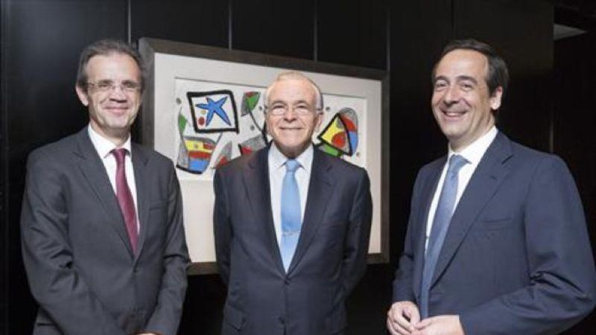 Jordi Gual, Isidre Fainé y Gonzalo Gortázar, el presidente no ejecutivo del grupo, el presidente de la fundación y el consejero delegado de Caixabank, respectivamente.