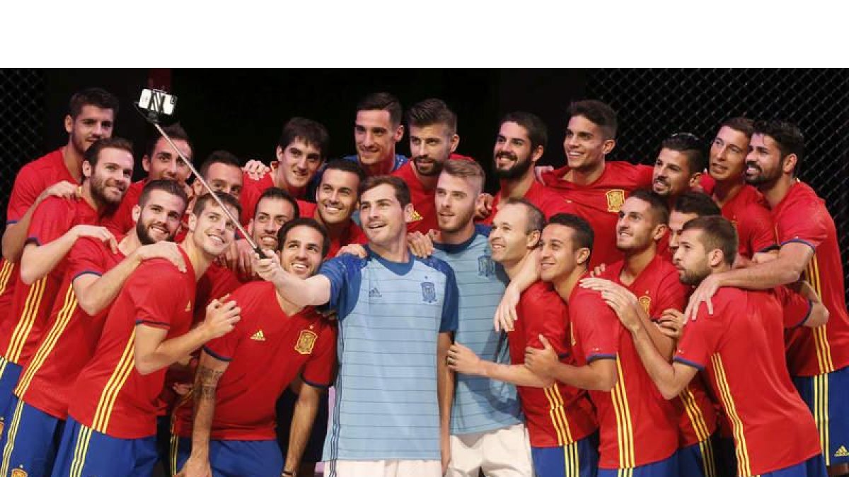 Casillas hace un selfi con sus compañeros con la nueva equipación.