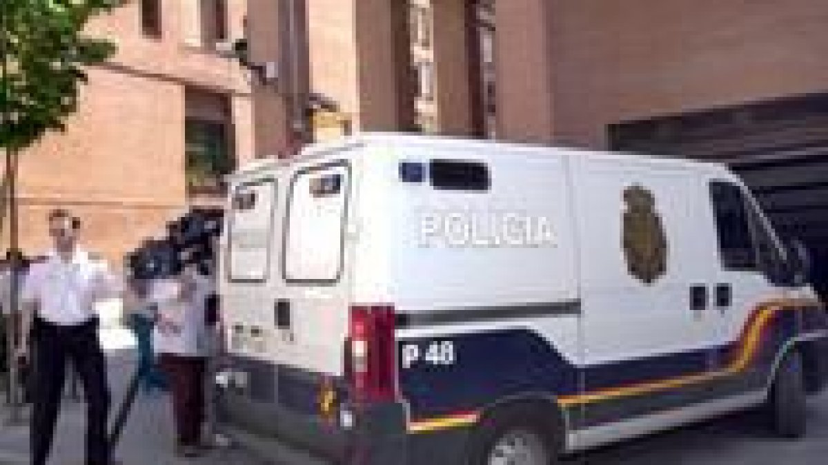 Un furgón policial trasladó ayer a Alfredo Galán desde Madrid hasta el juzgado de Puertollano