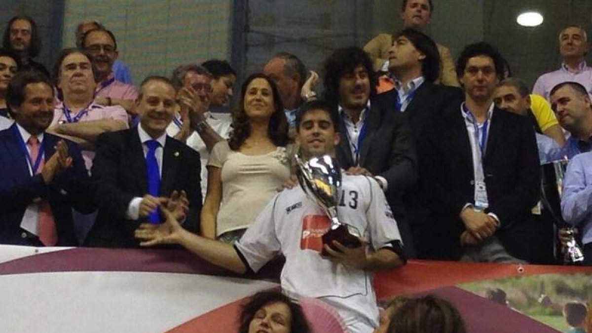 Juan Castro, ya ex del Ademar, recibe el trofeo al mejor jugador del Partido de las Estrellas.