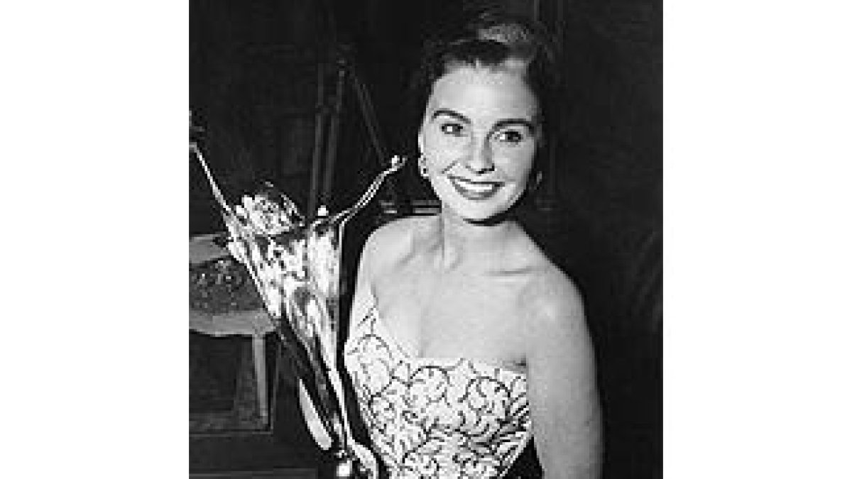 Jean Simmons recibe en 1950 en Londres el premio a la mejor actriz británica.