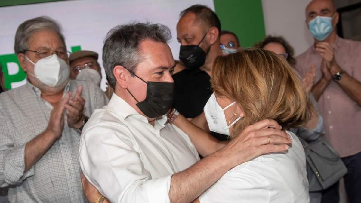 Juan Espadas fue felicitado por la candidata Susana Díaz tras la votación del domingo. RAÚL CARO