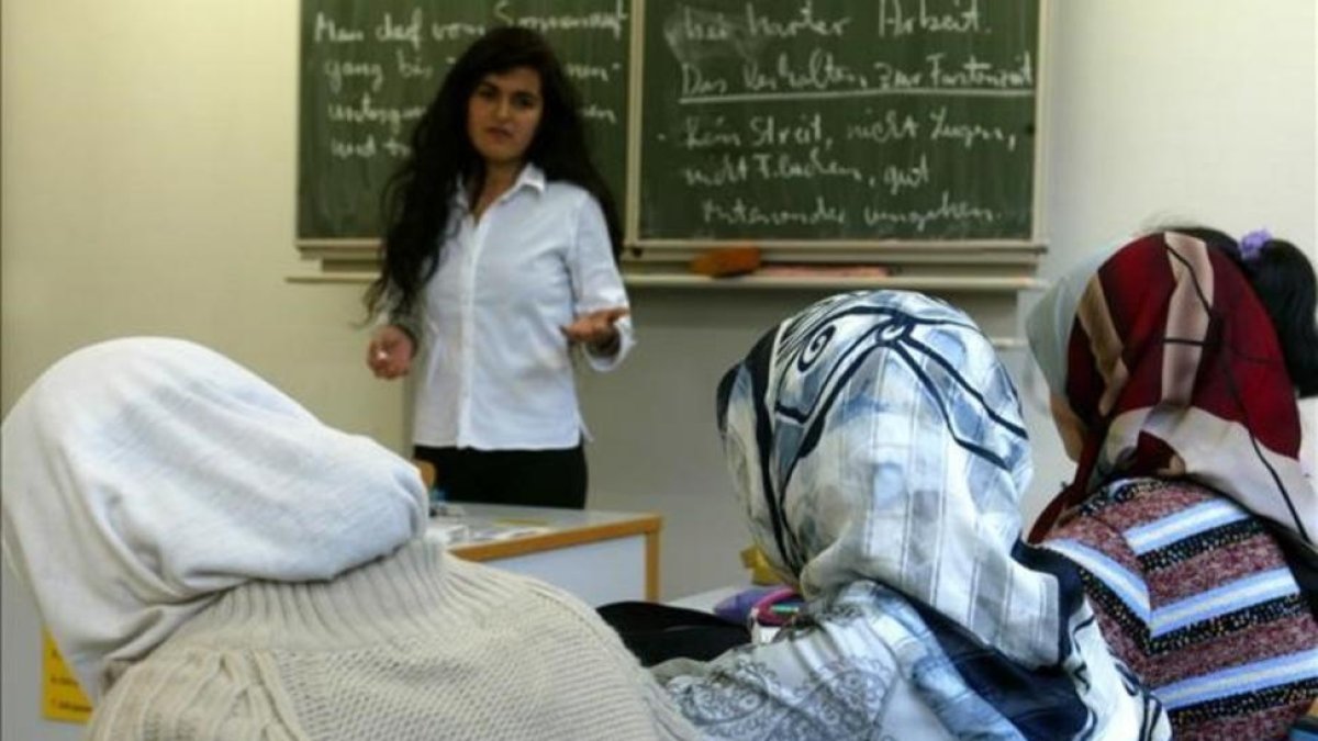 Unas niñas musulmanas asisten a clase en una escuela de Bremen, en el noroeste de Alemania.