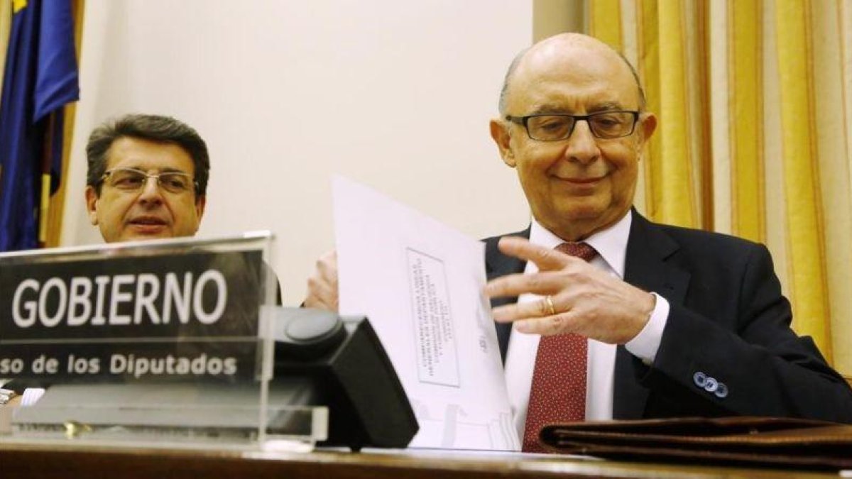 El ministro de Hacienda, Cristóbal Montoro, en la Comisión de Economía y Hacienda del Congreso de los Diputados este jueves.