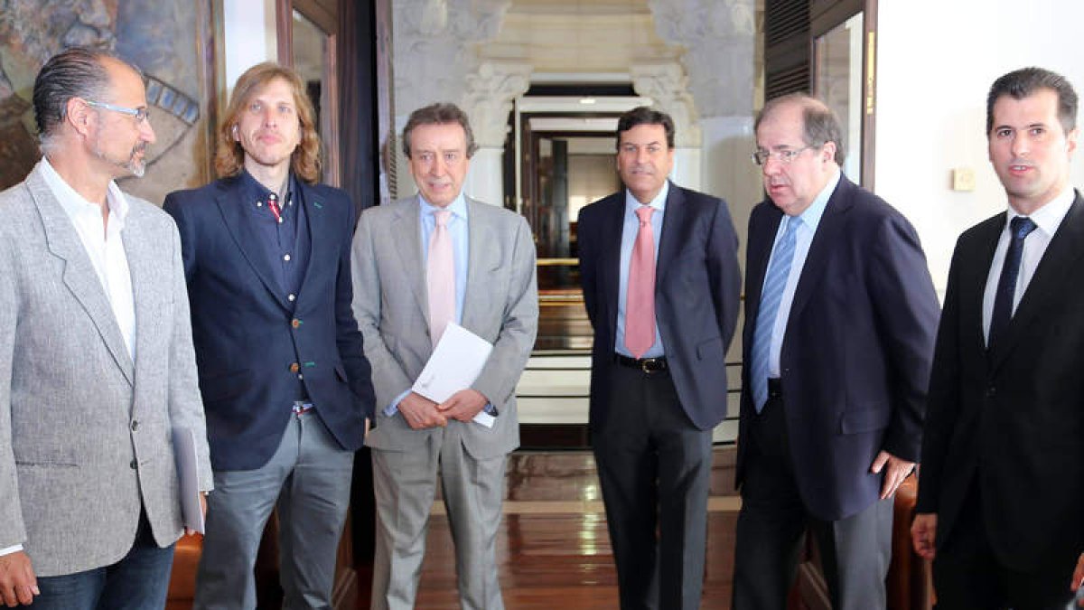Los portavoces de Ciudadanos, Podemos, Partido Popular y PSOE con De Santiago-Juárez y Juan Vicente Herrera.