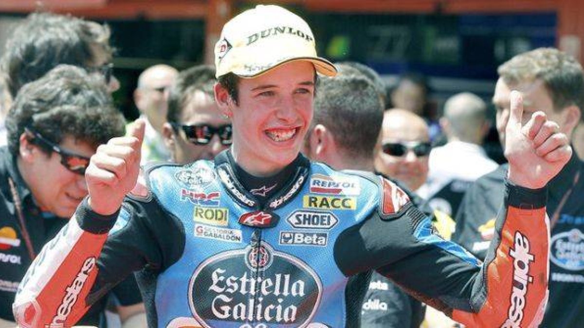 Álex Márquez celebra su la primera 'pole' de su carrera en Montmeló.