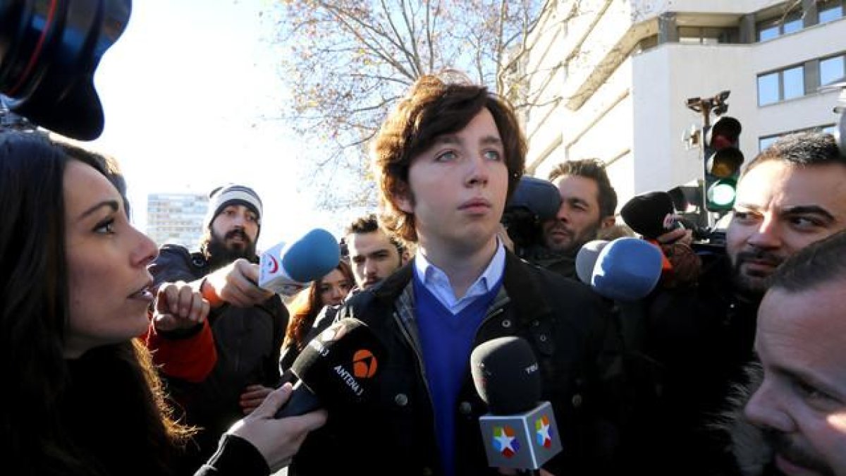 El pequeño Nicolás, a la salida de los juzgados de la plaza de Castilla de Madrid, el pasado diciembre. x