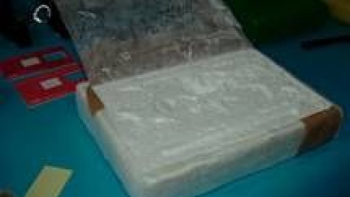 La foto muestra el mazacote de cuatro kilos de cocaína intervenida