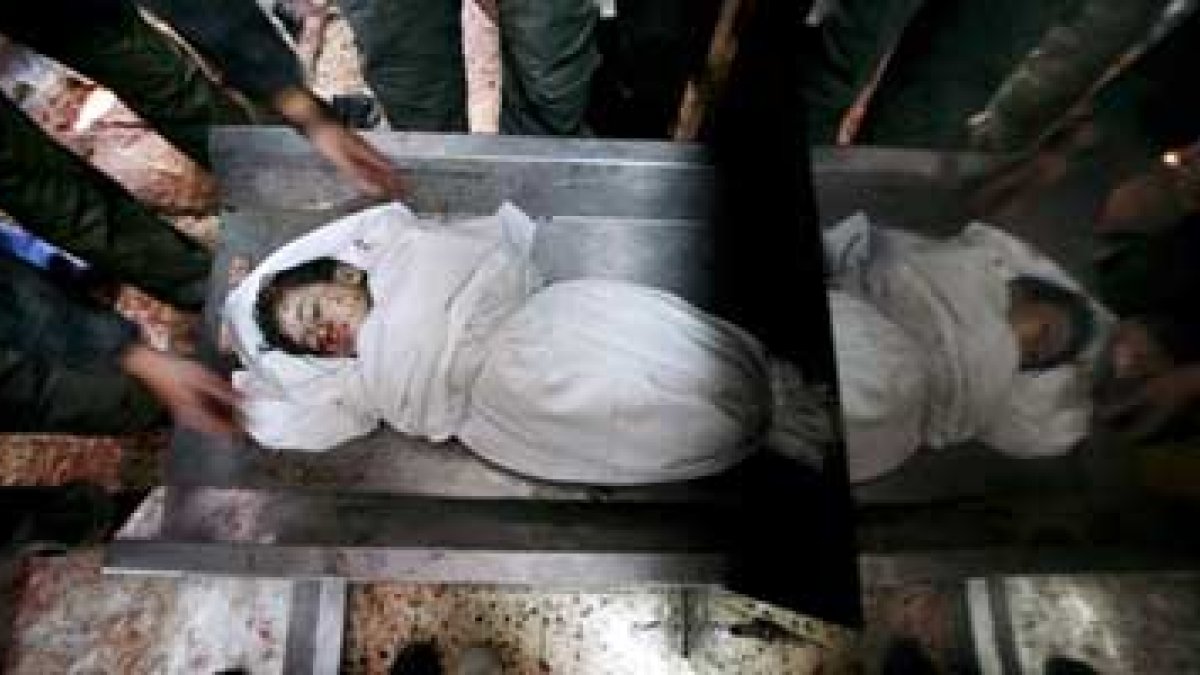 Cadáver de un niño palestino en el depósito forense.