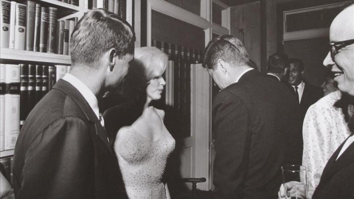 Marilyn Monroe, entre Robert y John Kennedy, de los que fue amante, aquella icónica noche de mayo de 1962.