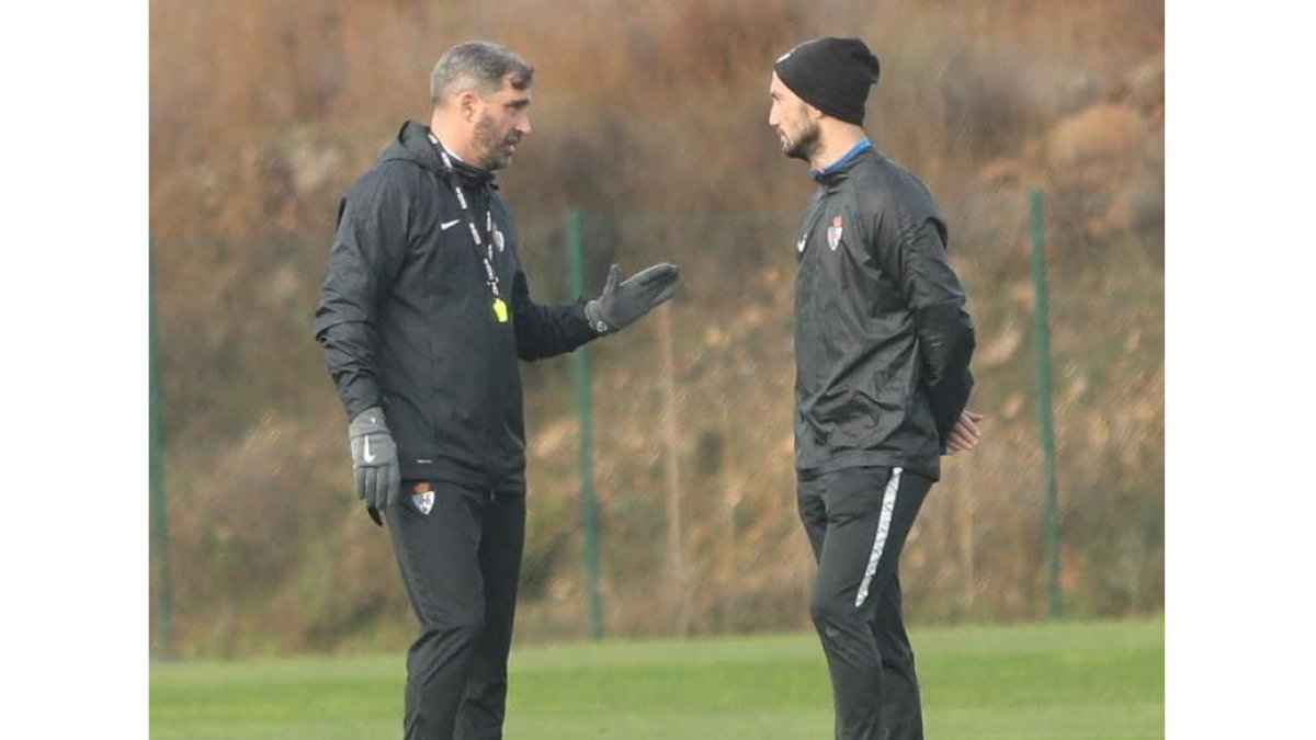 Jon Bolo conversa con Luisma Villa durante el entrenamiento del pasado miércoles. L. DE LA MATA