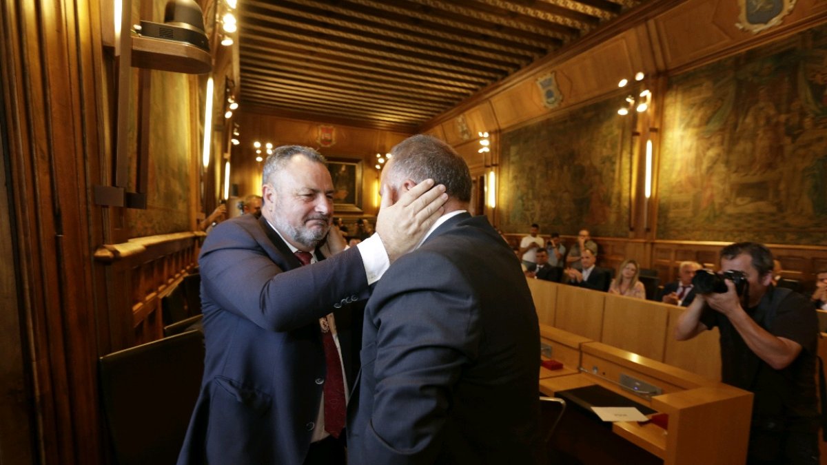 Morán y Álvarez Courel, en un momento del pleno de la Diputación. FERNANDO OTERO