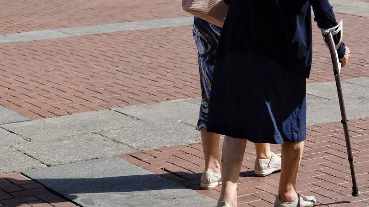 Dos mujeres pensionistas caminan por una calle de Madrid. NACHO GALLEGO